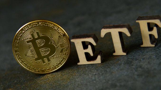 Bitcoin ETF Inflows Top $303 Million, Buoyed by Fidelity and GBTC